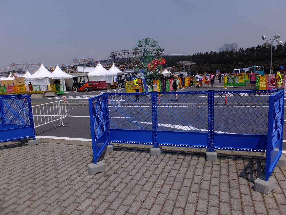 奥がシャトルバス乗り場。