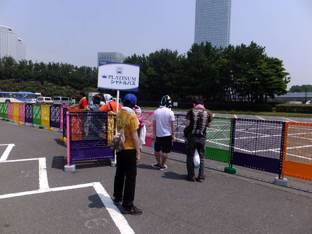 プラチナムチケット用のシャトルバス乗り場。