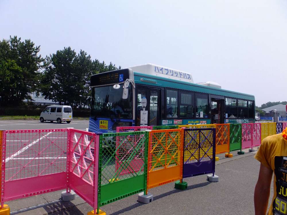 バスは次々と到着。