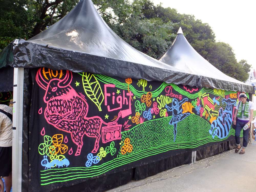 蛍光ペイントのテント。