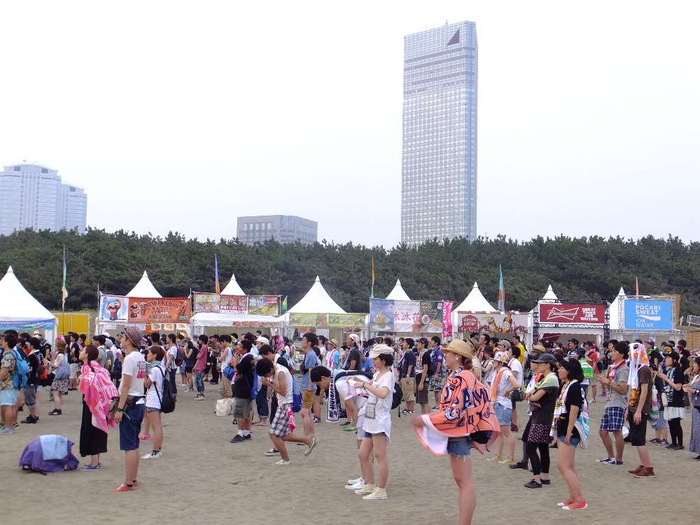 ビーチステージの飲食店。全部で8店ほど。