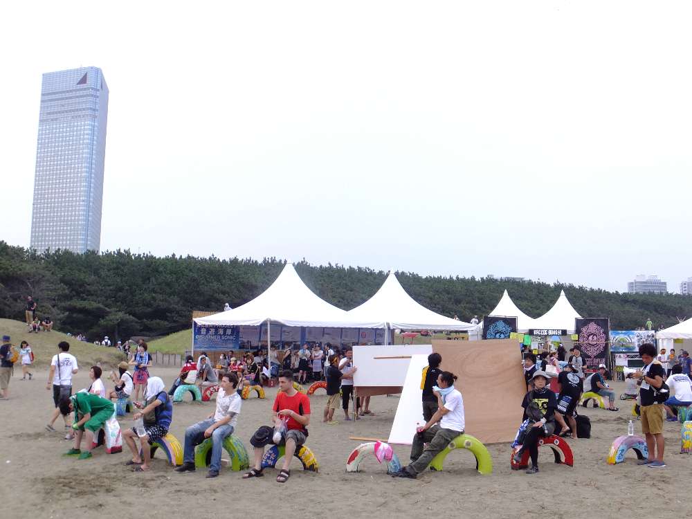 ビーチステージ後方のテント群。