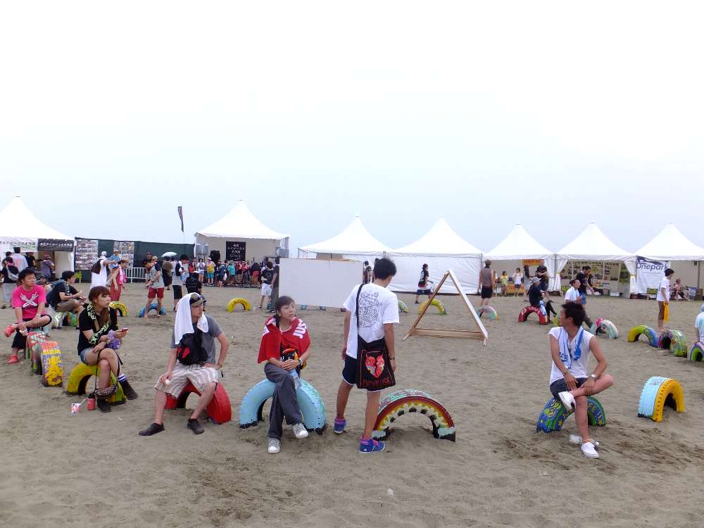 タイヤもサマーソニックに合わせて設置したとみられる。