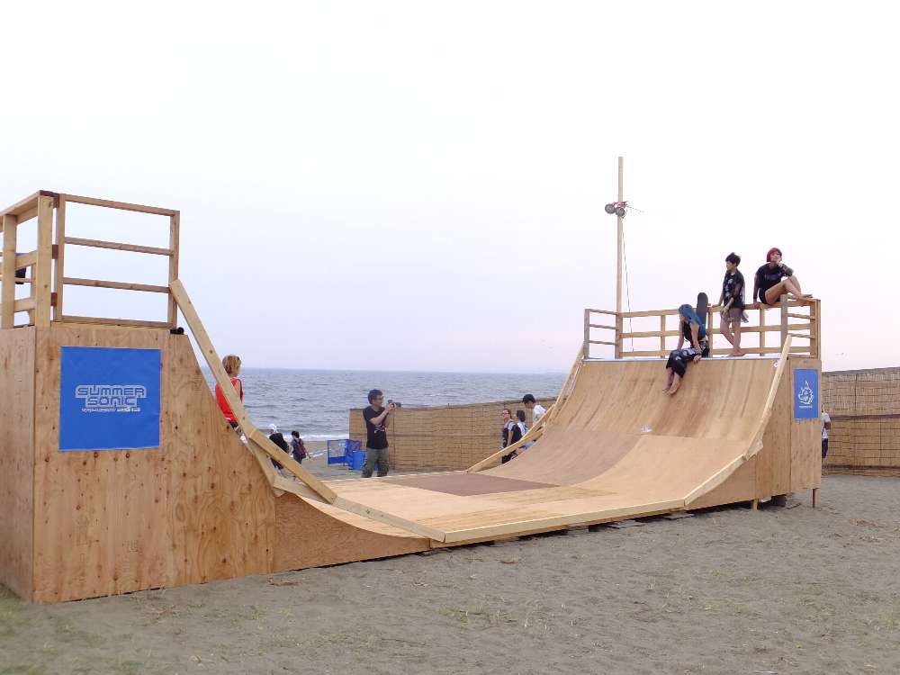 小型のスケートボード用ハーフパイプ。