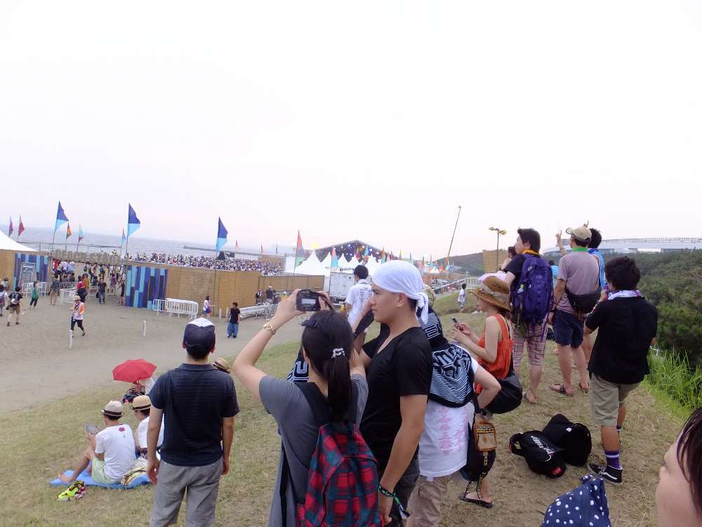 その土手から見る人たち。