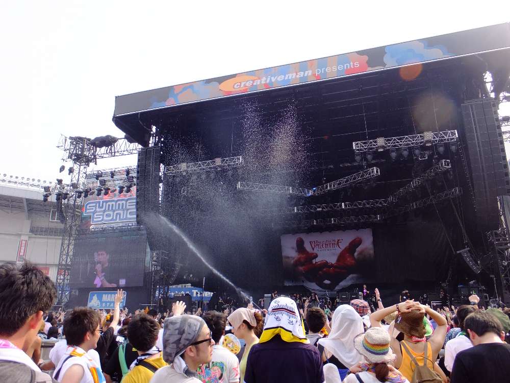 熱中症防止のための放水。