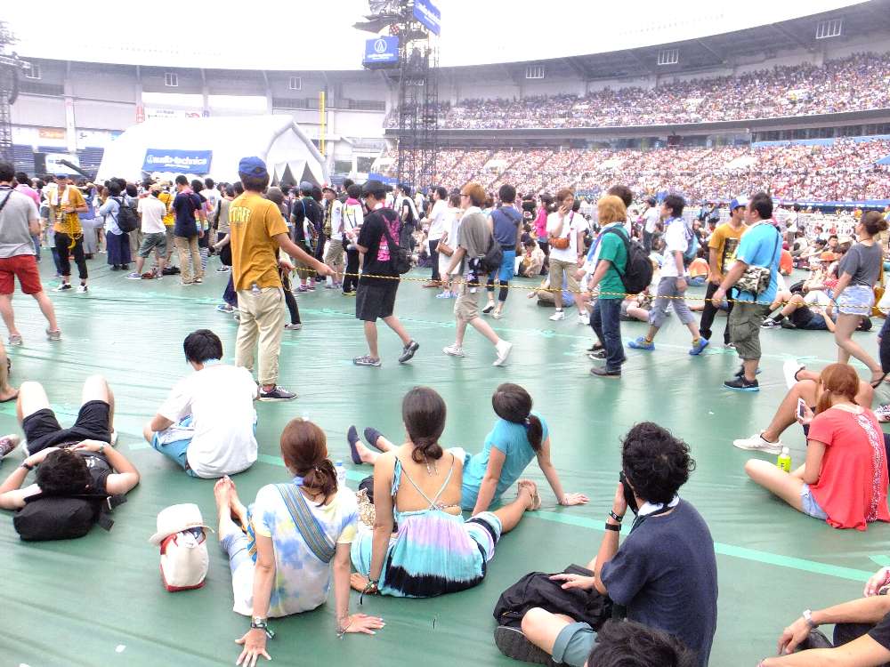 人が少なければ後方は座る人も多い。