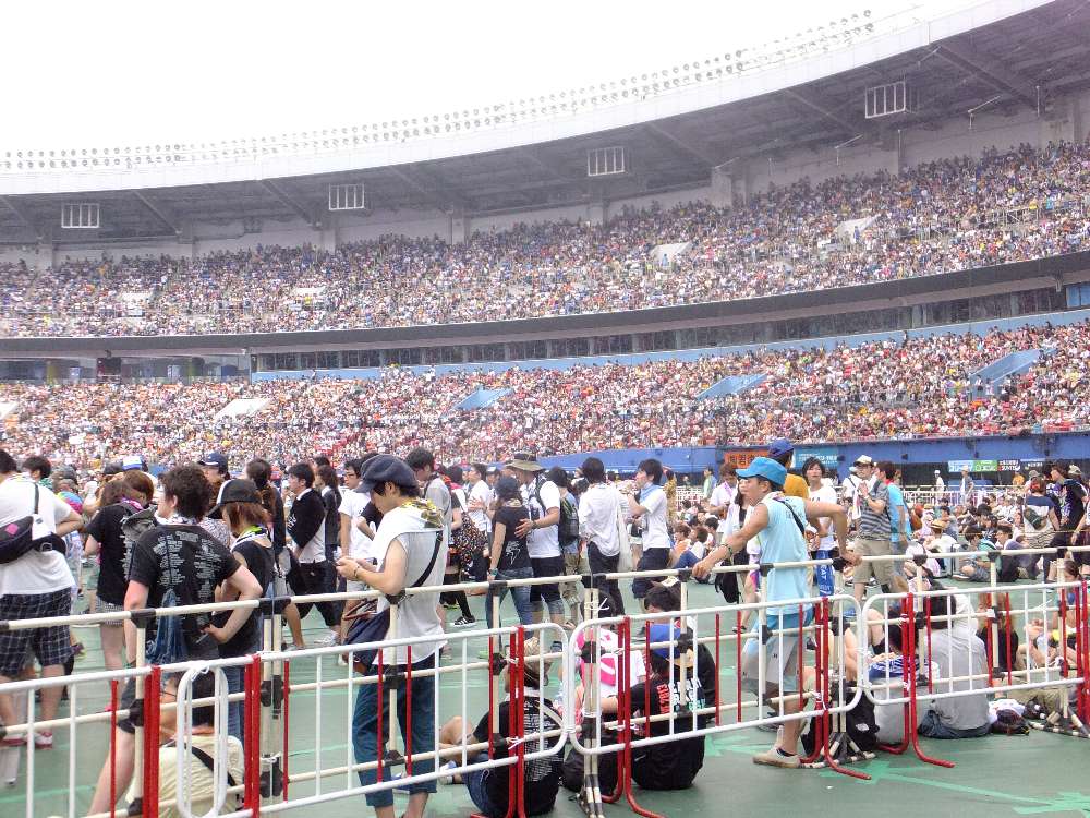 ミスター・チルドレン前の人が多くなってきたころ。