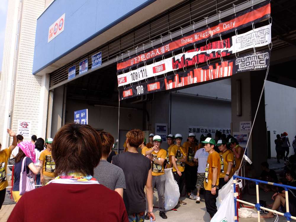マリンステージのアリーナの入り口。入場可能なリストバンドをそのまま表示している。