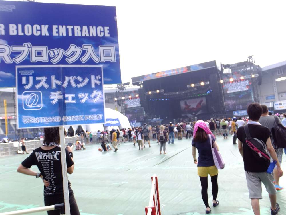 アリーナの中でもリストバンドチェックがある。