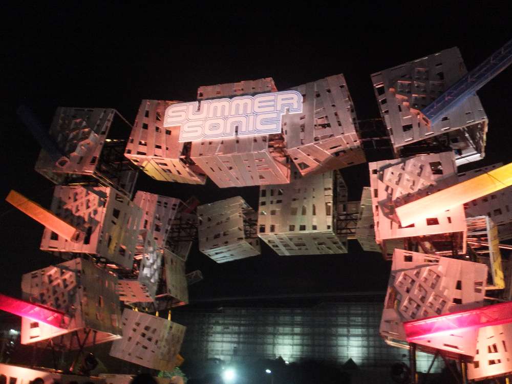 夜は照明を当てるので色が変わる。