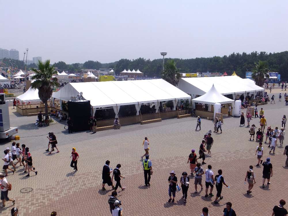 ラウンジの全景。