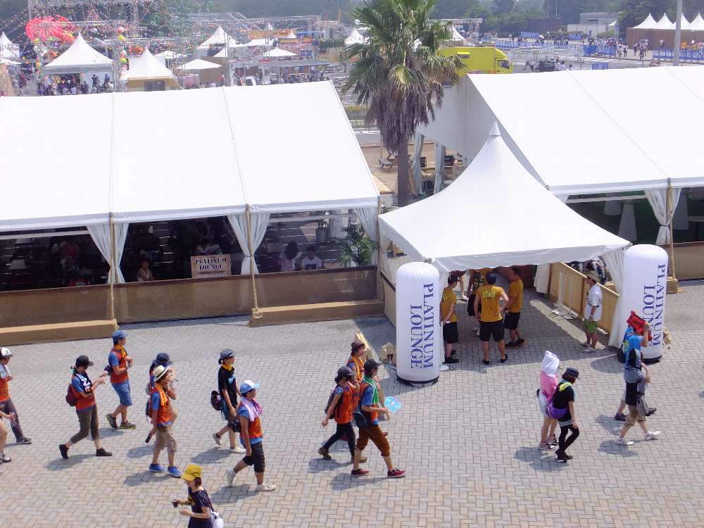 入り口でリストバンドチェックがある。