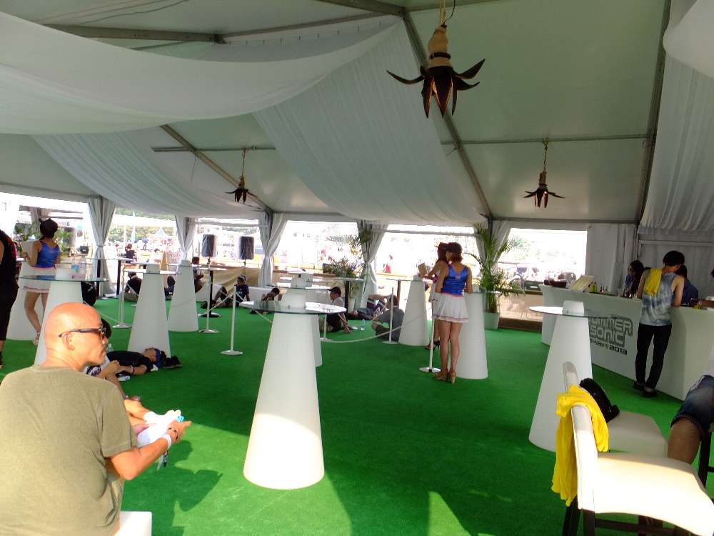 テーブル、バーもある。