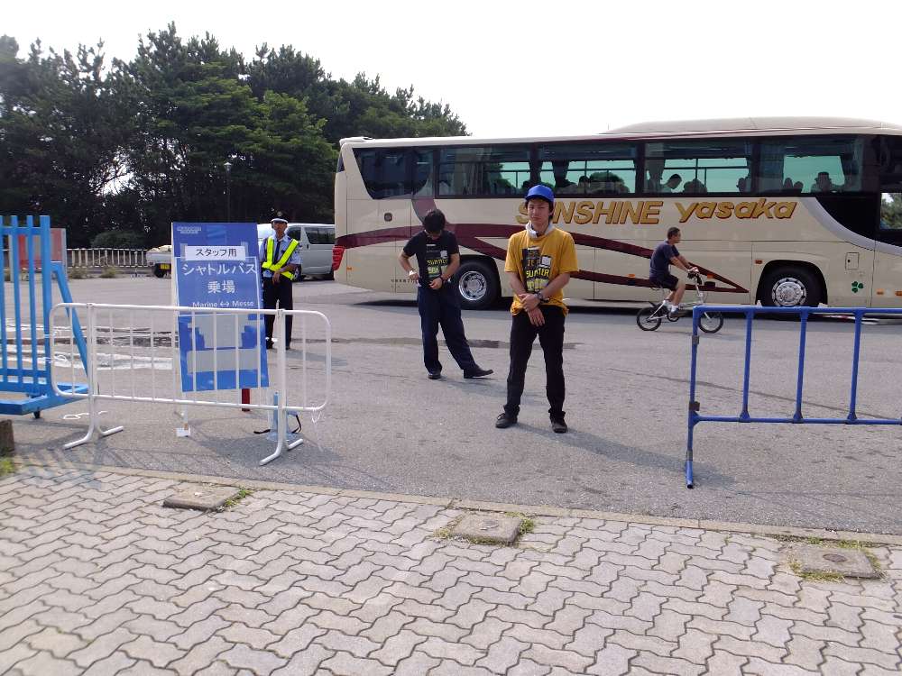 スタッフ用シャトルバス。サイレントディスコの横に出る。