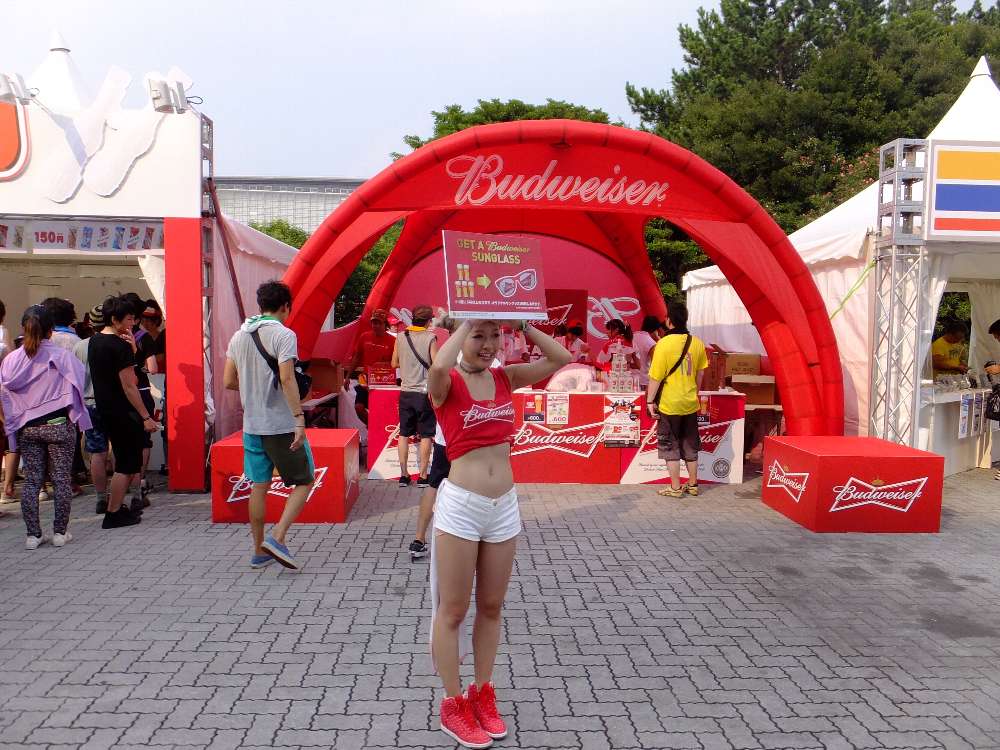 バドワイザー。いつも売り子がいる。