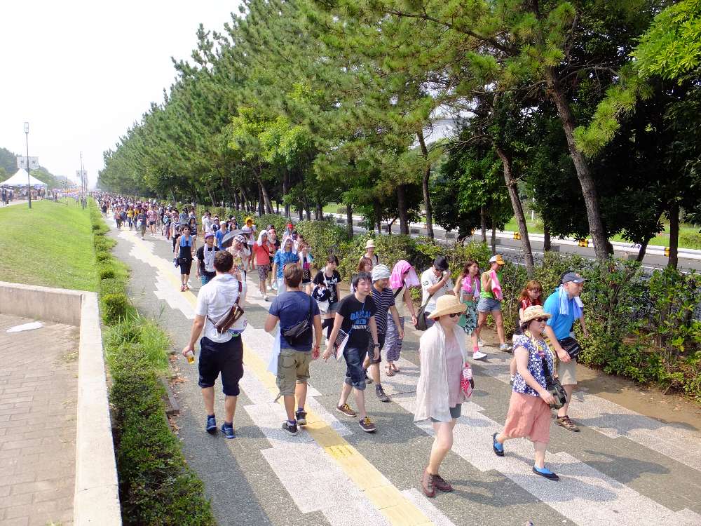 幕張メッセからマリンステージへ向かう通路。