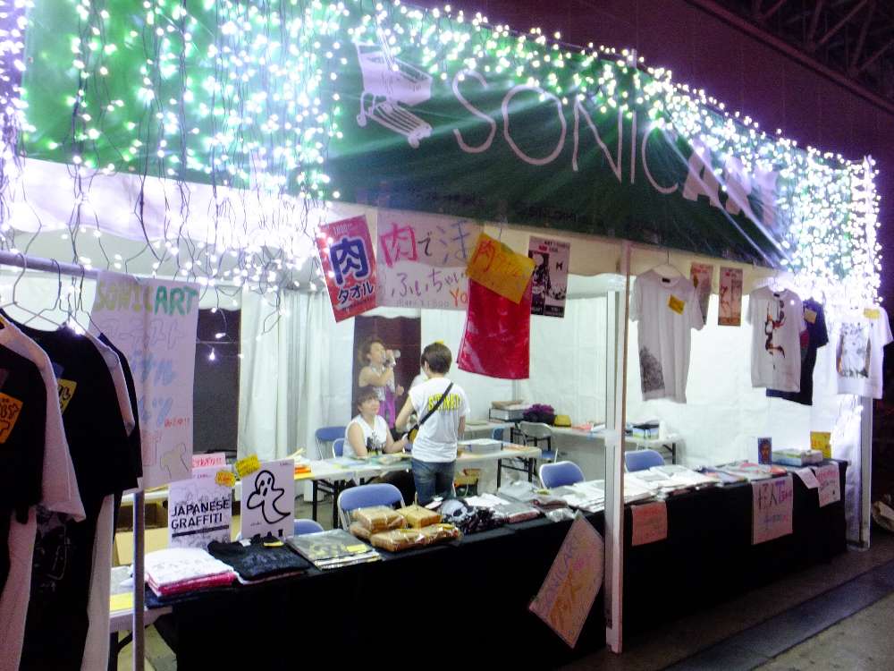 ソニッカートのグッズ売り場。ソニッカートの参加者が作ったTシャツ、タオルが多い。