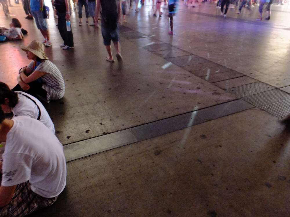 照明というよりはミラーボールのような装飾の光。