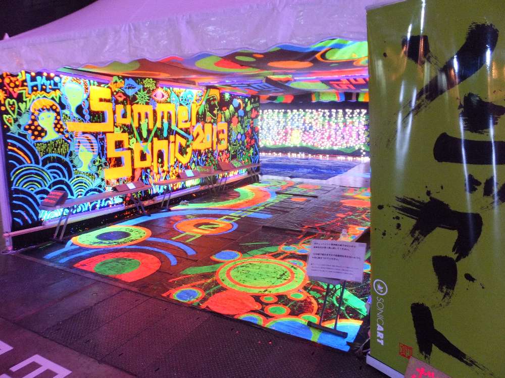 幕張メッセ内の蛍光色アート。