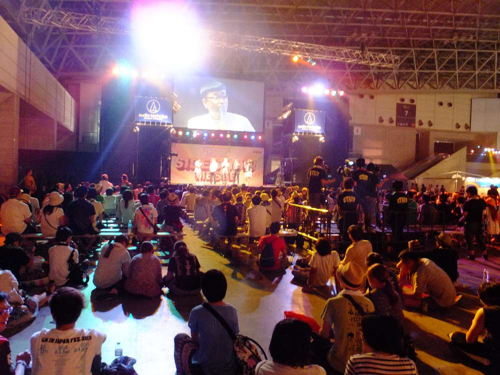 幕張メッセ内のサイドショーステージ。