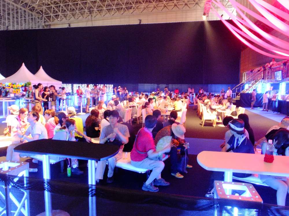 テーブルといすは質が高い。専用バーもある。