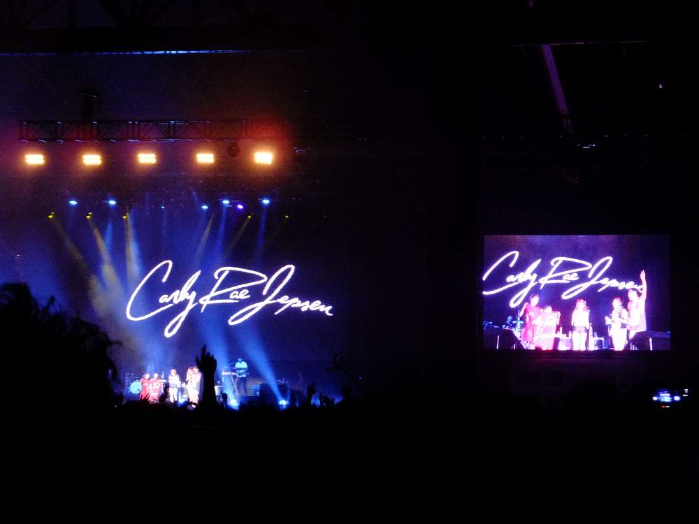 ステージに上がった4人とカーリー・レイ・ジェプセン。