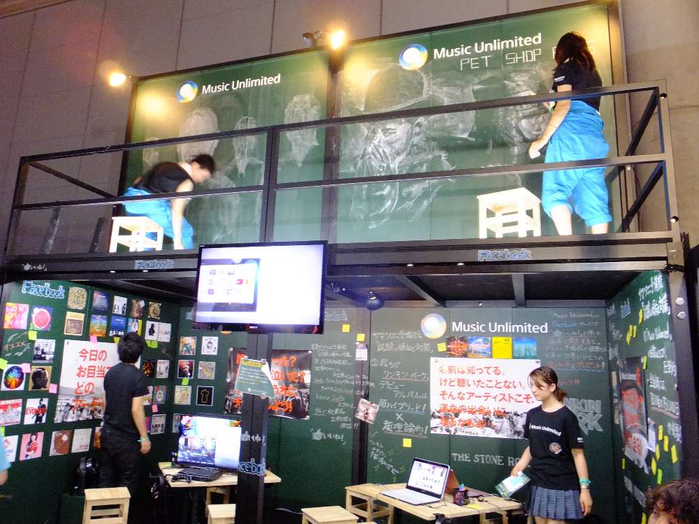 黒板にチョークでアーティストの絵を描いている。