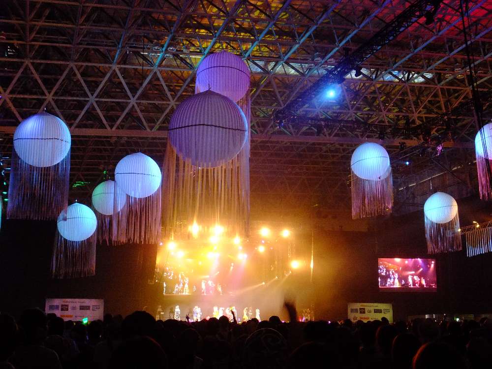 幕張メッセでは最も小さいレインボーステージ。小さいといっても多ければ2、3千人は入る。