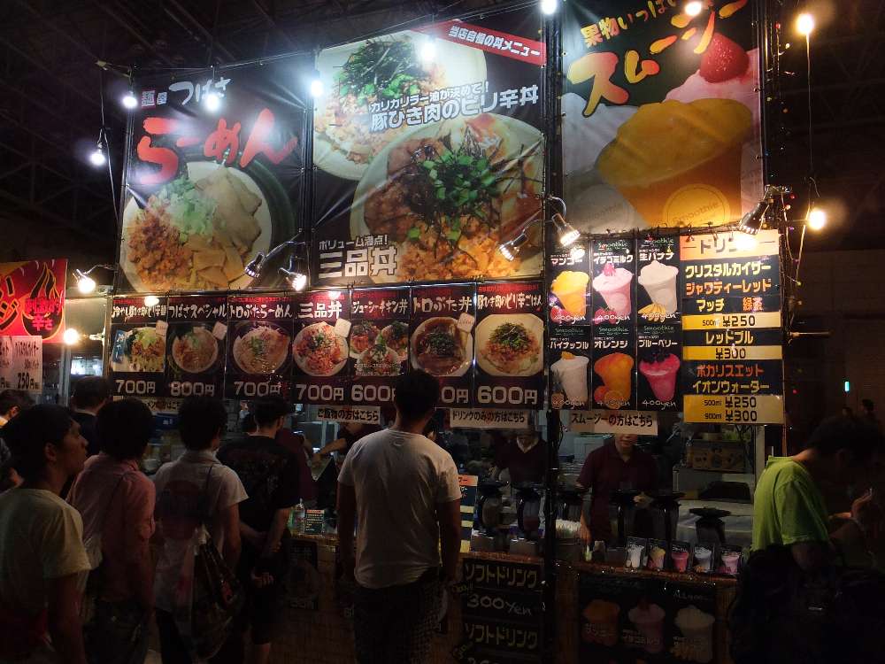 メニューはラーメンと丼とスムージー。