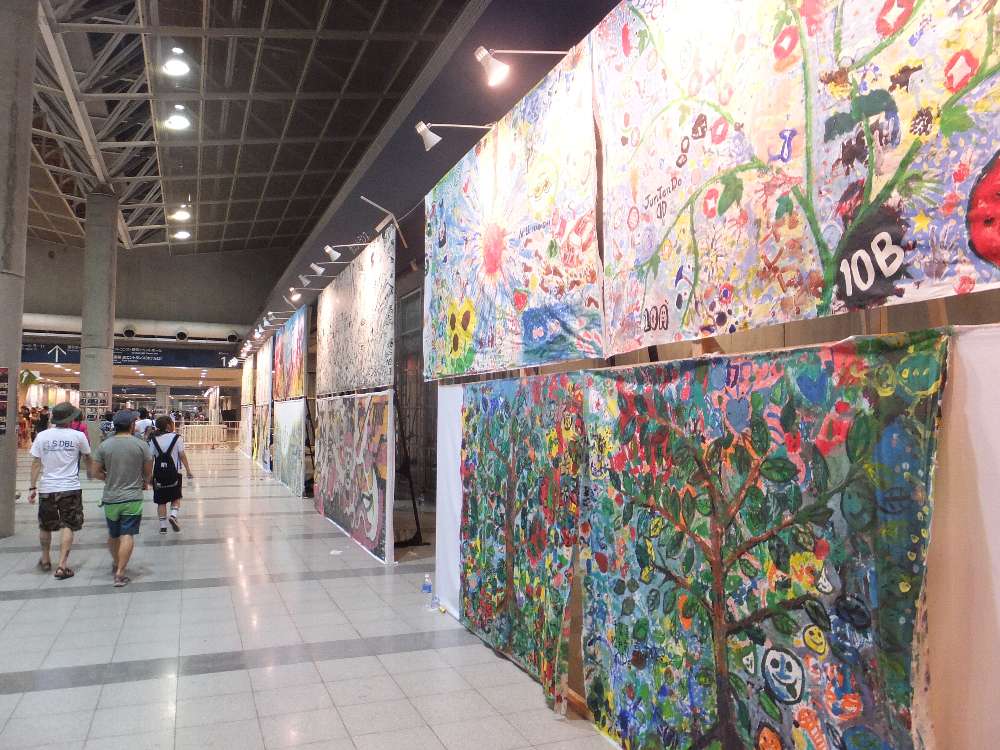 各年のソニッカートの作品を展示している。