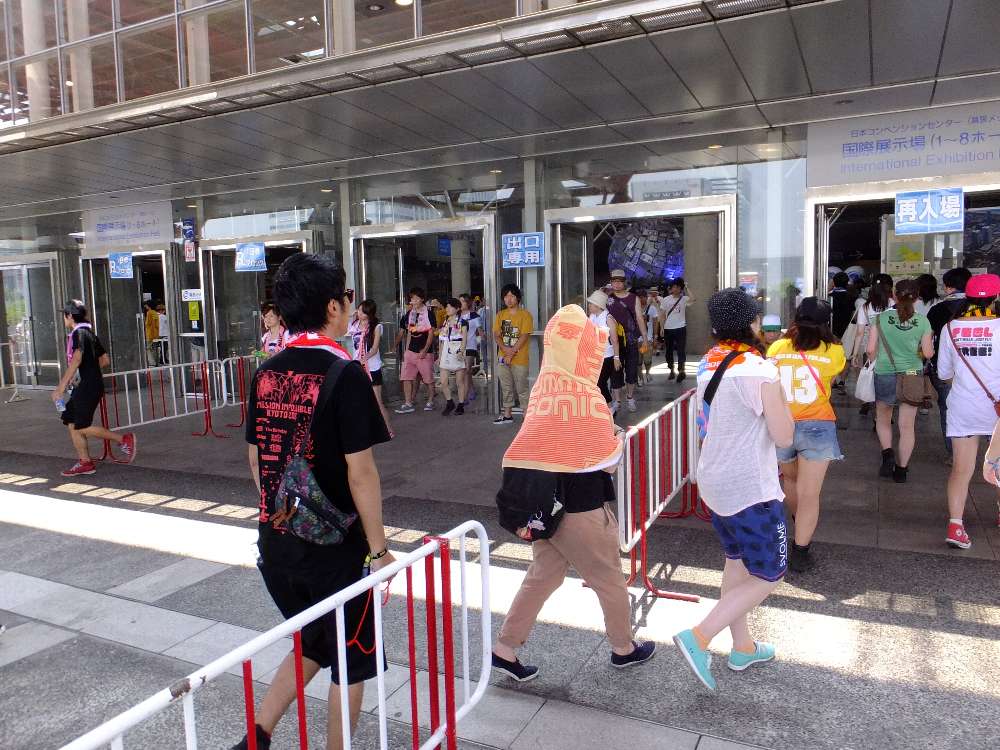 リストバンド交換用入り口と出口と再入場口に分かれている。