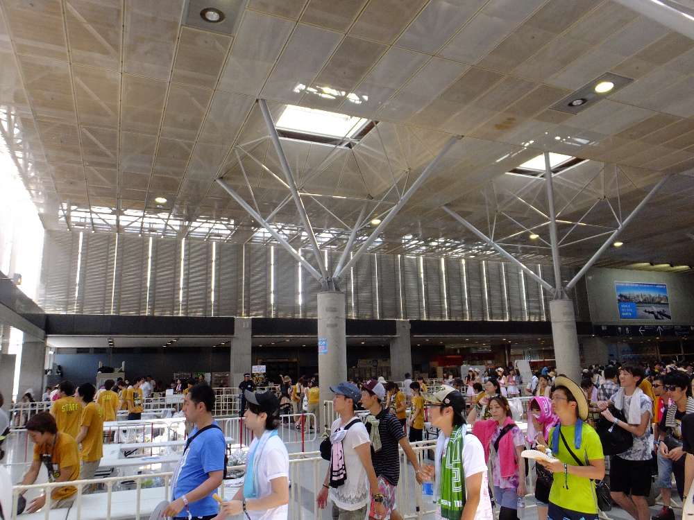 出て行く人の波。