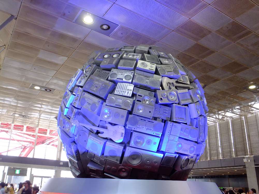 ギターやスピーカー、ターンテーブルも含む。