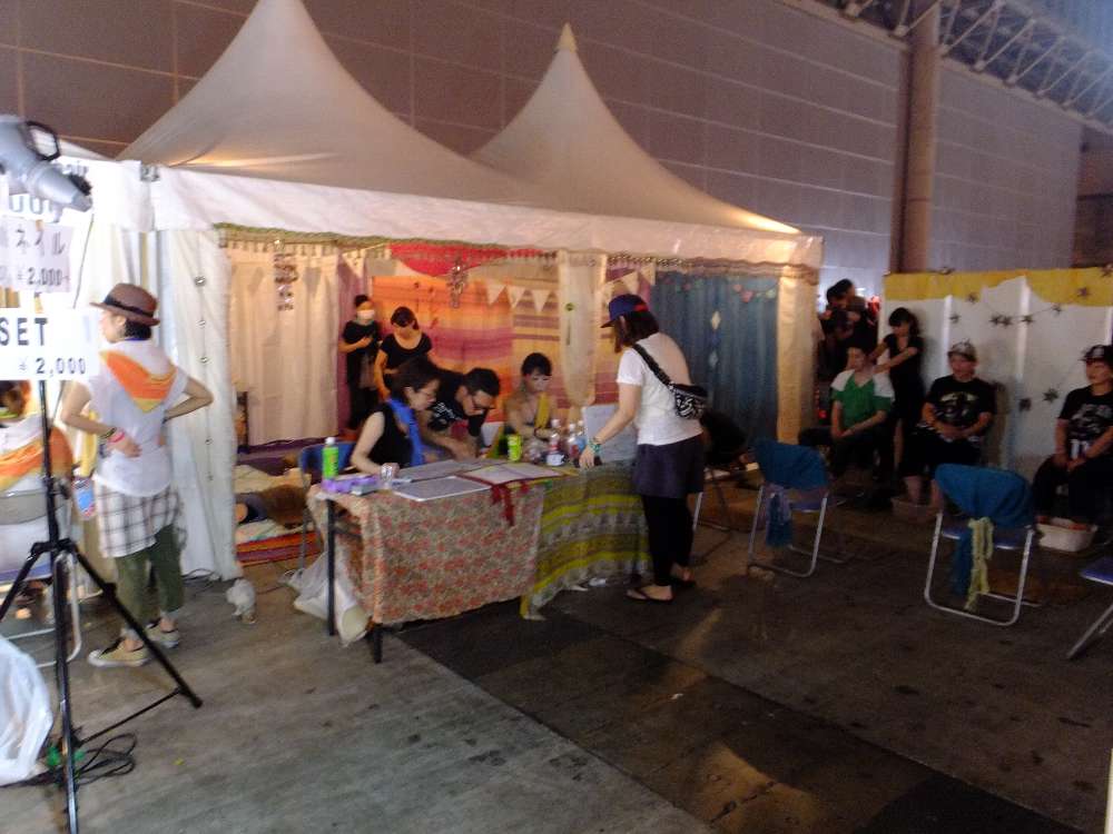 マッサージのテント。