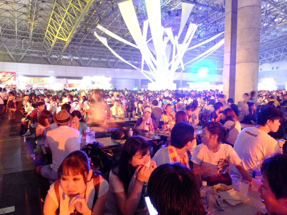 幕張メッセの風景。多数のテーブル席はサマーソニックの特徴の1つ。