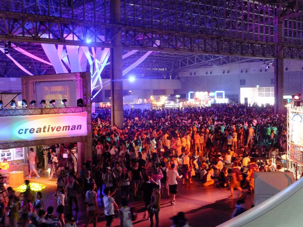 人が多いころの幕張メッセ。2日目午後2時40分ごろ。