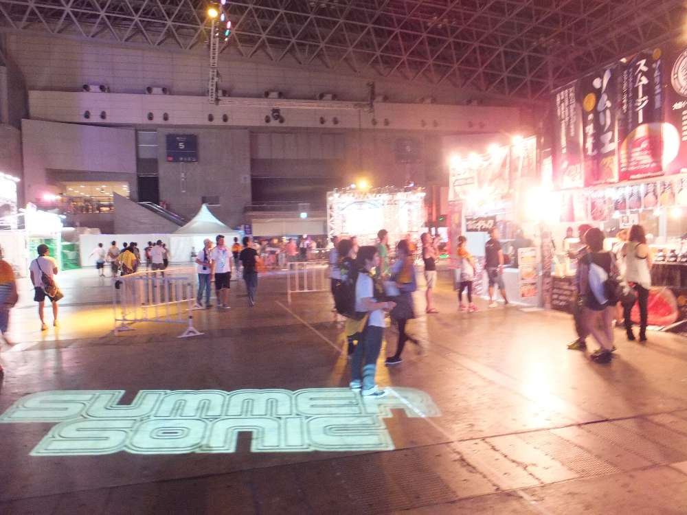 照明で描かれるサマーソニックのロゴ。