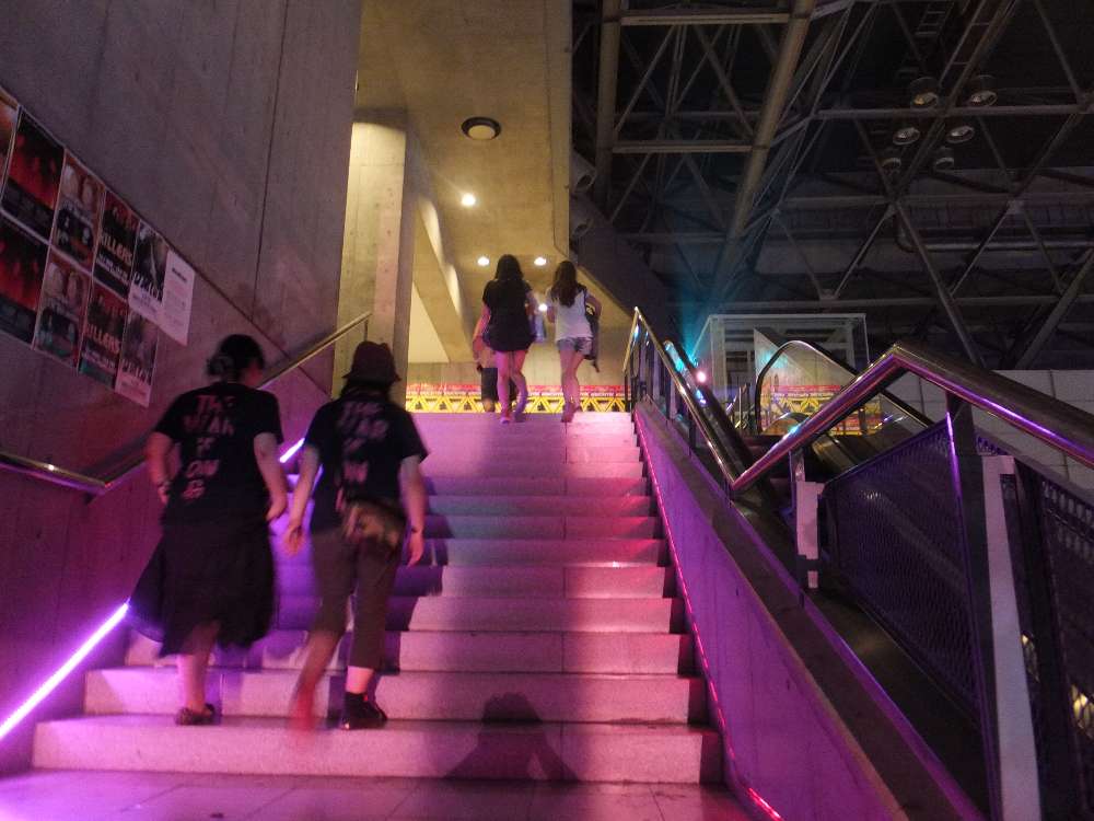 エスカレーターは停止しているので専ら階段を使う。