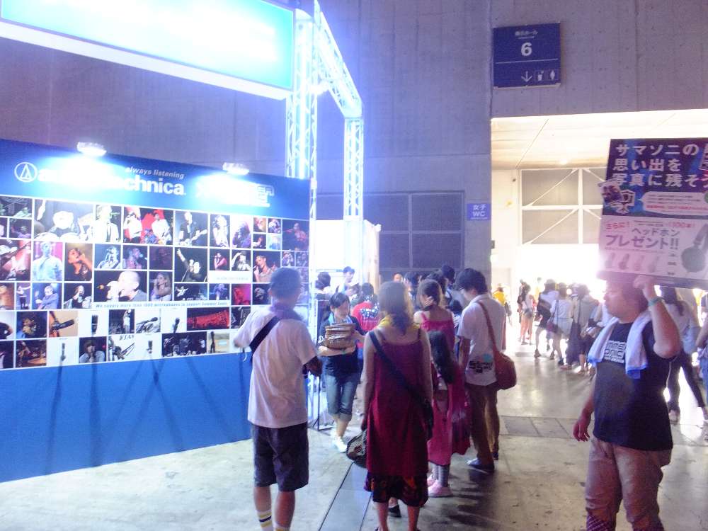 アーティスト写真はマイクの写真が多い。