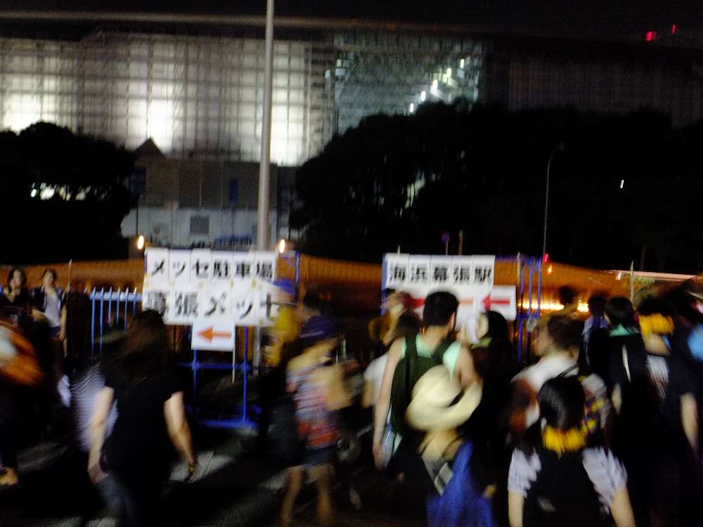 海浜幕張駅へ行く人も左回りを指示される。