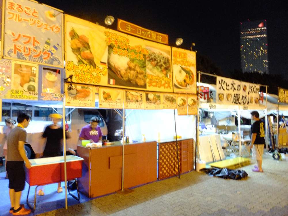 撤収中の飲食店。