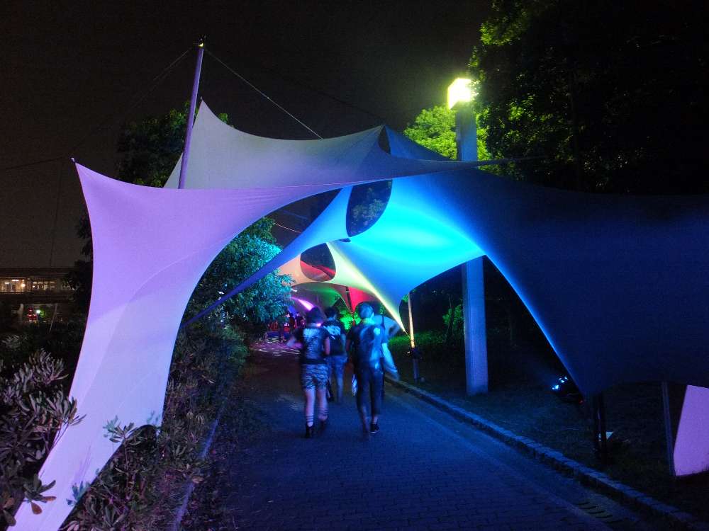 隧道を出るとまた装飾がある。