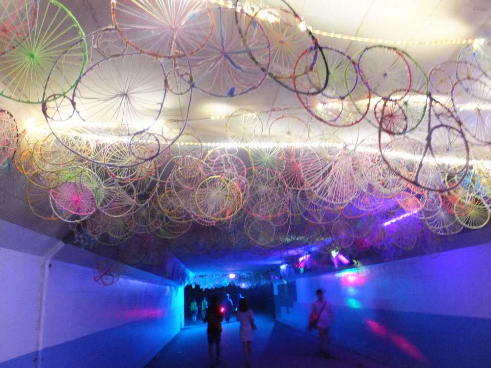 天井に装飾が施される。