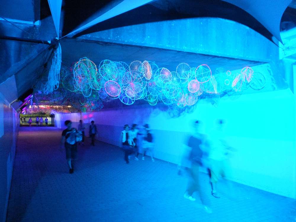 照明も色が変わる。