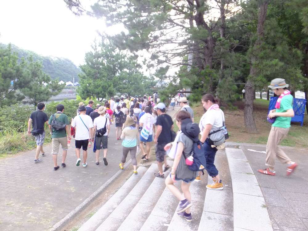 階段を降りて川沿いへ。