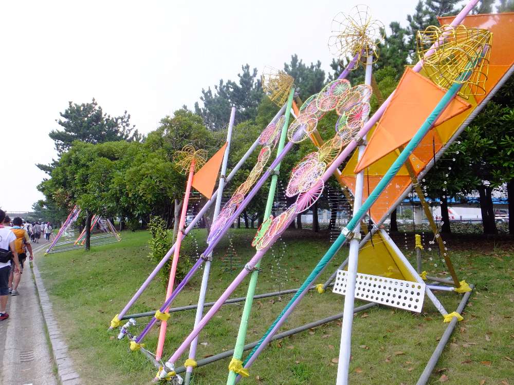 対岸よりは控えめな装飾。