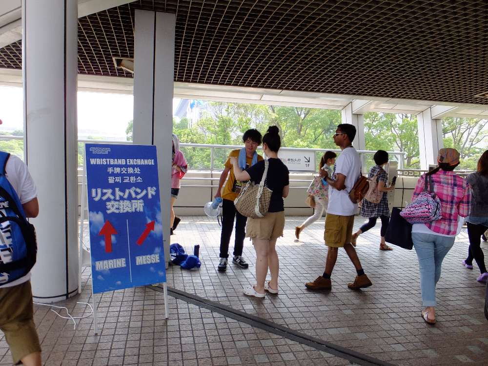 リストバンド交換所の分かれ道。交換所と引換所の表記は統一されていない。