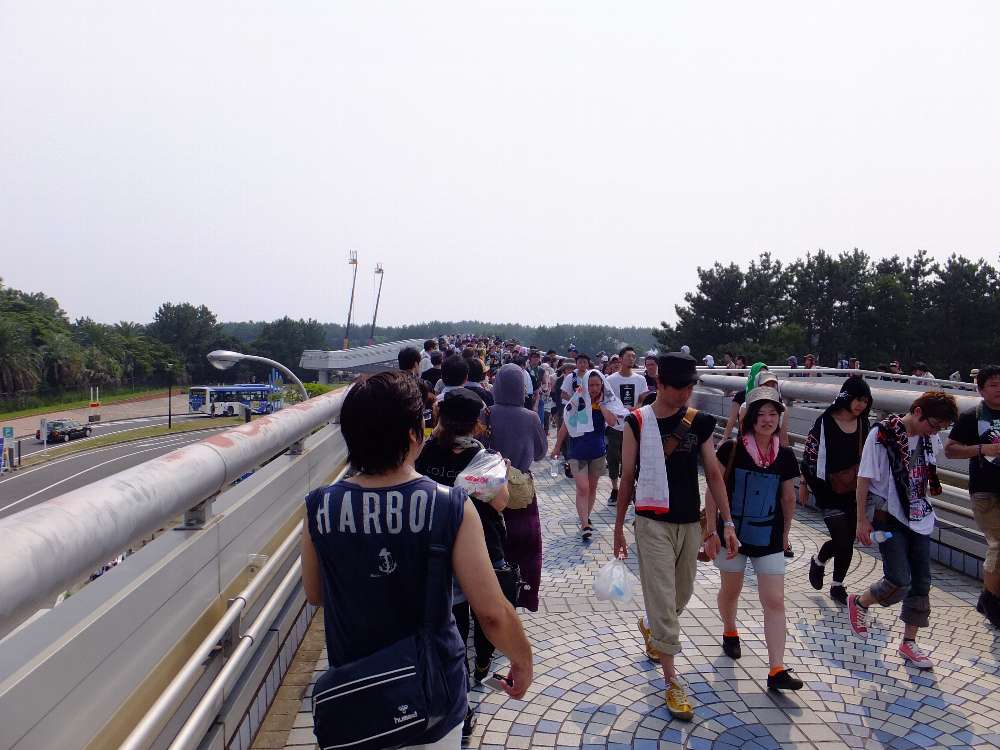 歩道橋を渡るとリストバンド引換所。