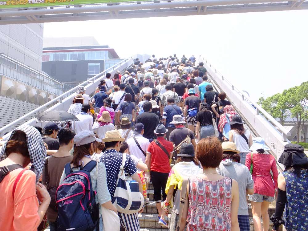 海浜幕張駅から幕張メッセへの階段。